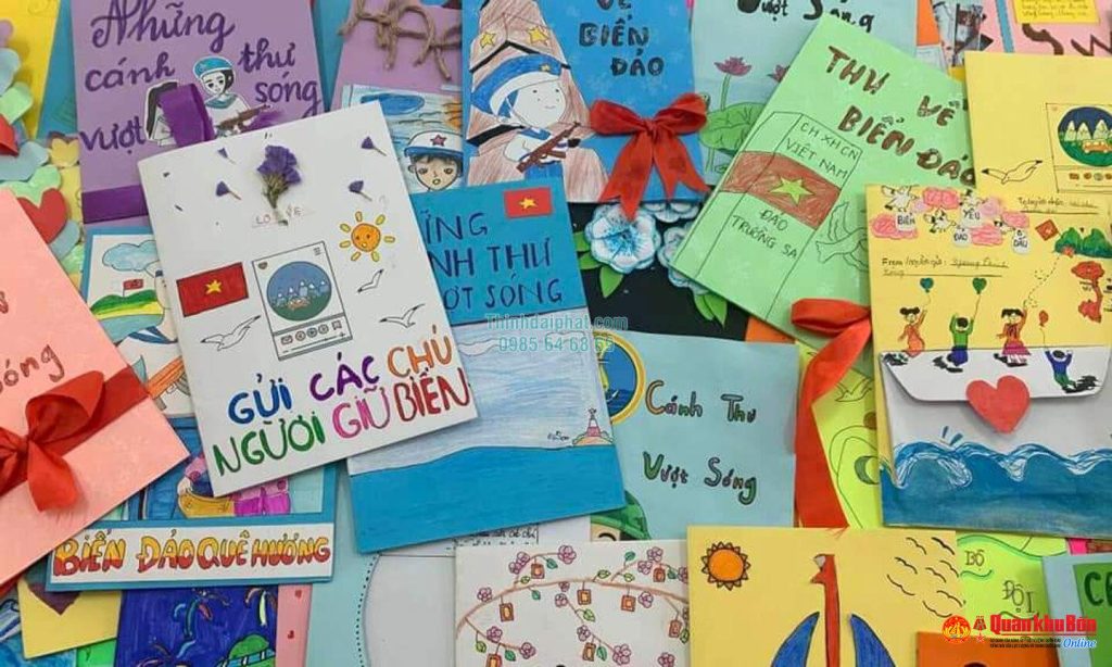 Hình ảnh các em thiếu nhi viết thư chúc Tết các anh chiến sĩ